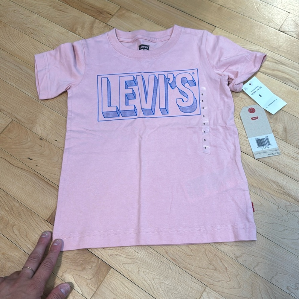 Levi’s tshirt